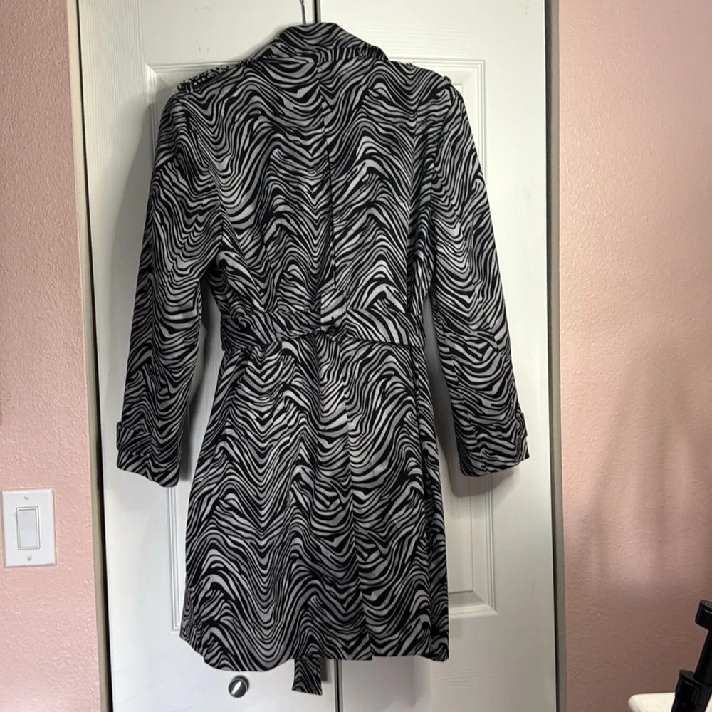 Stylish Julie Mitchell Zebra Print Women's Coat size XL petite